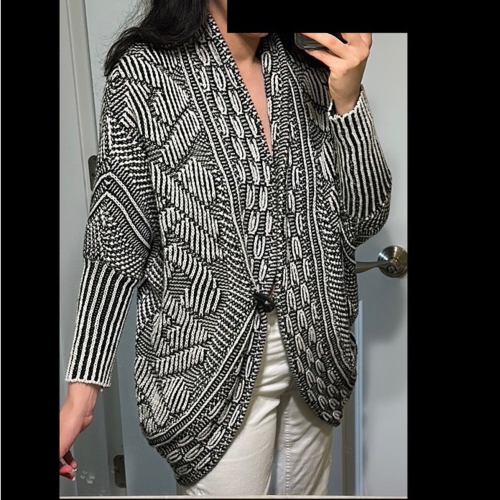 Size small 3/4 sleeve black patterned cardigan